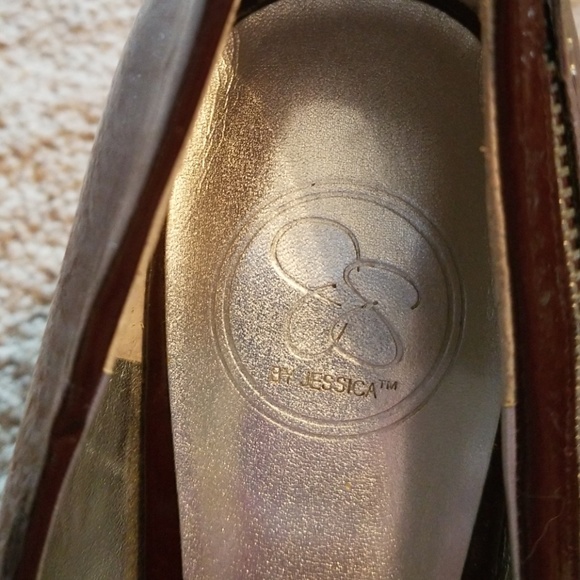 Jessica Simpson wine-color, patent leather shoes - Picture 3 of 4